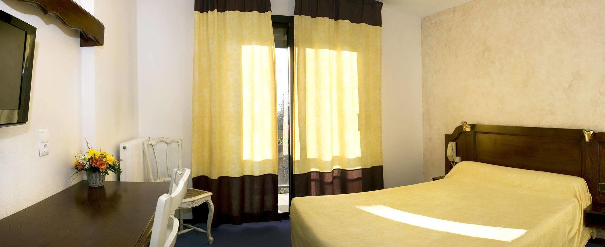Hotel Les Peyrieres Olemps Екстериор снимка